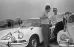 Z prawej stoi Mieczysław Sochacki z Krakowa. Stoi przed sprowadzonym właśnie Porsche 912 (z silnikiem 1600 ccm) Włodzimierza Markowskiego. Zwracam uwagę na gustowne lusterko na błotniku Porsche, w którym bardzo mało było widać
